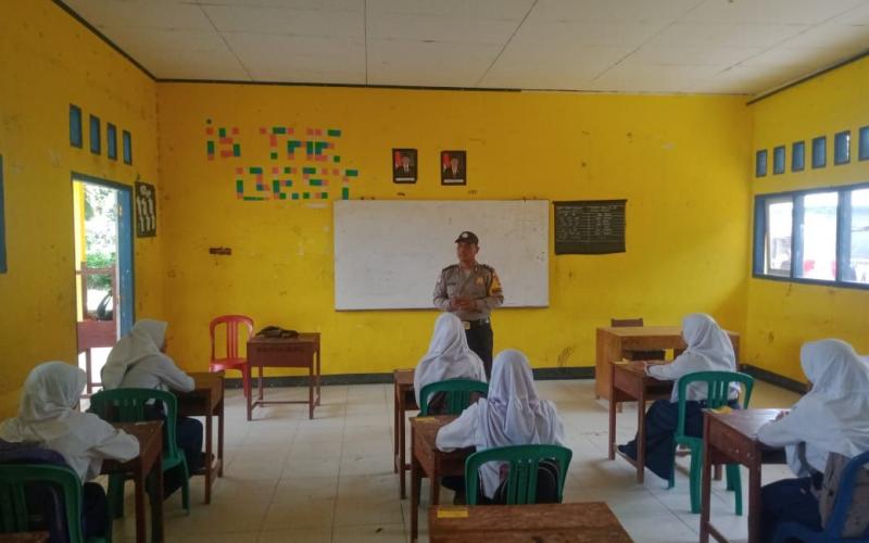 Sampaikan Bahaya Narkoba, Polsek Muara Sahung Gelar Police Go To School di SMPN 12 Kaur 