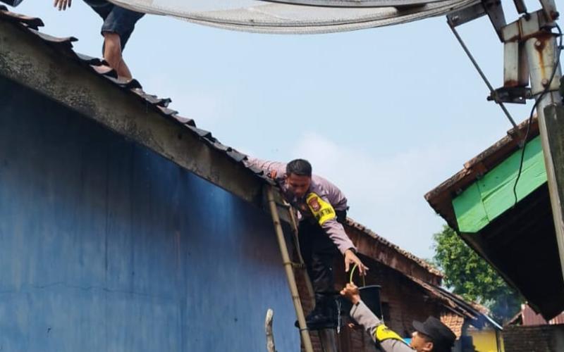 Kapolsek Maje Bersama Warga Bantu Korban Kebakaran