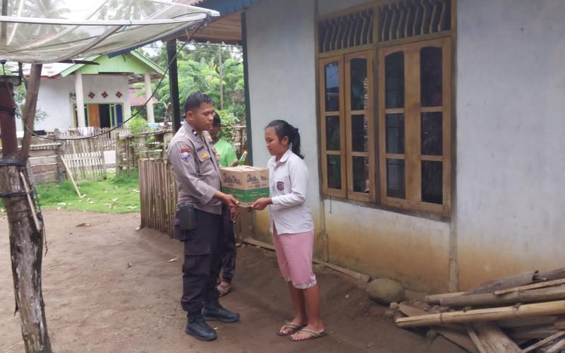 Polsek Padang Guci Hulu Berikan Bantuan Sembako di Desa Bungin Tambun 1 