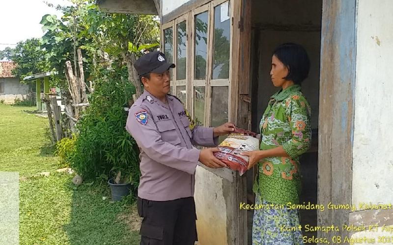 Polsek Kaur Tengah Berikan Bantuan Sembako Kepada Warga Yang Membutuhkan