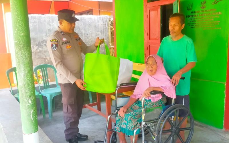 Selasa Berbagi, Kapolsek Kaur Selatan beri Bantuan Sembako Kepada warga yang membutuhkan