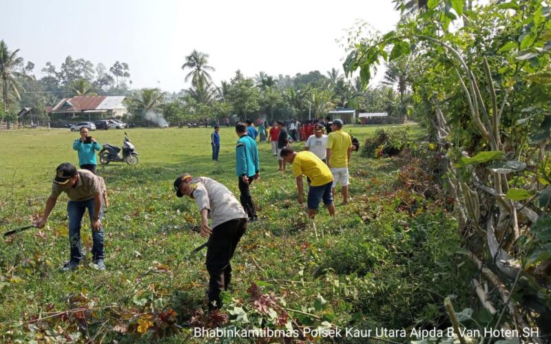 Bhabinkamtibmas Polsek Kaur Utara Ikuti Kegiatan Gotong Royong Membersihkan Lapangan Upacara 