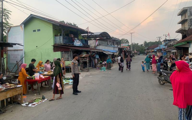 Personel Polsek Kaur Utara, Monitoring Situasi Kamtibmas di Pasar Harian 