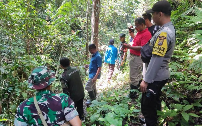 Polsek Muara Sahung Dampingi  Danrem 041/Gamas  Cek Lokasi Manunggal Air Bersih  di Desa Tri Tunggal Bakti