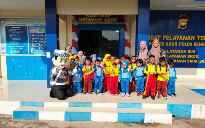 Sat Lantas Polres Kaur Melaksanakan Sehari Bersama Polisi Dalam Rangka Polisi Sahabat Anak