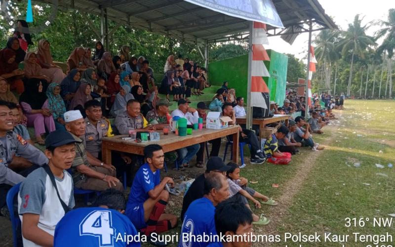Personel Polsek Kaur Tengah Gelar Pengamanan Pertandingan Sepak Bola di Kecamatan Semidang Gumay