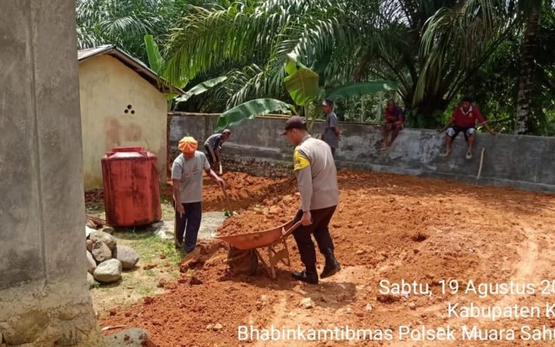 Bhabinkamtibmas Polsek Muara Sahung Gotong Royong di Masjid Al- Hidayah 