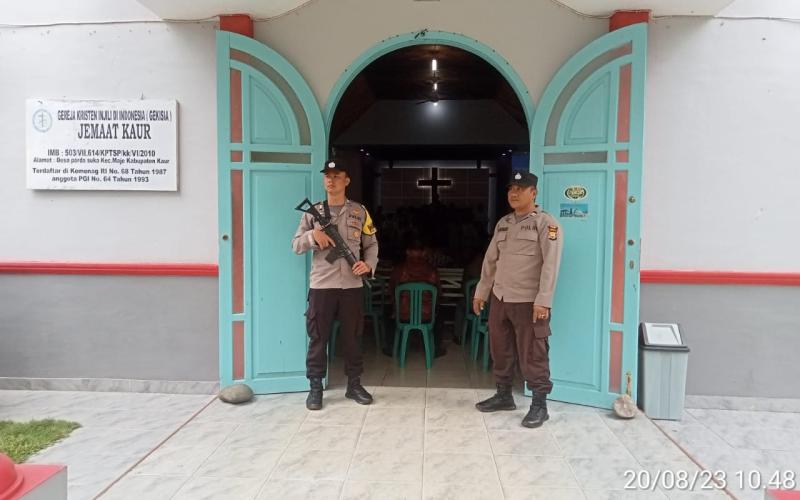 Berikan Rasa Aman kepada Umat Kristiani, Bhabinkamtibmas Polsek Maje Jaga Keamanan di Gereja 