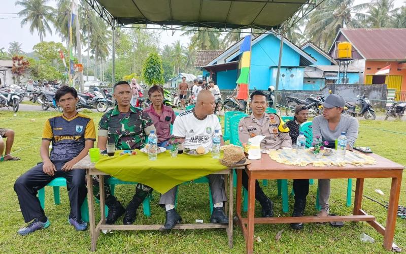 Kontrol Situasi Kamtibmas, Bhabinkamtibmas Polsek Kaur Selatan Hadiri Kegiatan Perayaan HUT RI di Desa Jembatan Dua