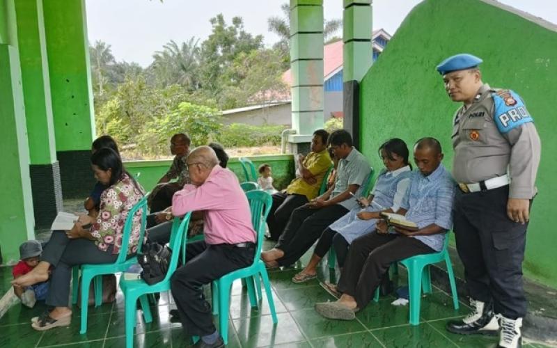 Polsek Penarik Laksanakan Pengamanan Ibadah di Gereja GKSBS Penarik Desa Lubuk Mukti