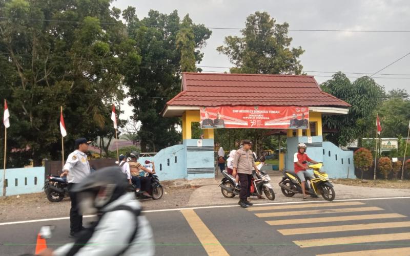 Ciptakan Kamseltibcarlantas , Polsek Talang Empat Gelar Commander Wish di Depan SMPN 03 