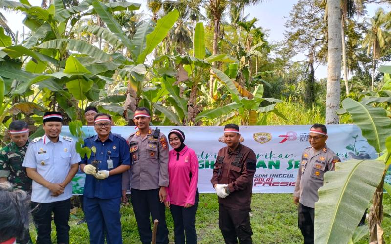 Lestarikan Lingkungan dan Kurangi Dampak Pemanasan Global, Polres Kaur dan Polsek Jajaran Tanam 1000 Pohon 