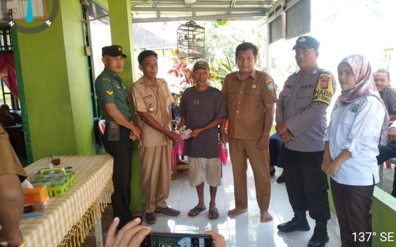 Di Desa Tanjung Baru Bhabinkamtibmas Monitoring Penyauluran BLT DD Tahap III