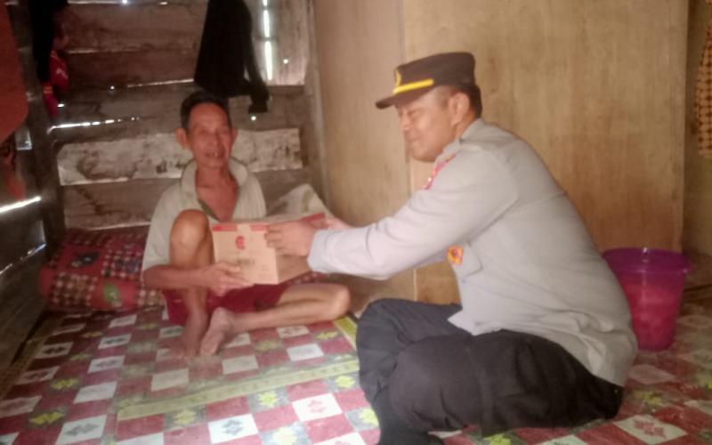  Giat Kapolsek Muara Sahung Membagikan Bansos Kepada Masyarakat Muara Sahung