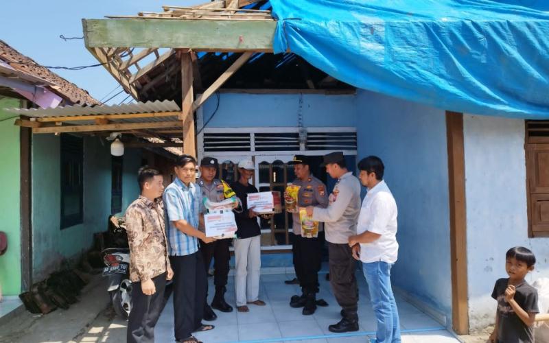 Polres Kaur Salurkan Bantuan Sembako kepada Warga yang Terkena Musibah Kebakaran