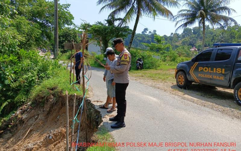 Bhabinkamtibmas Polsek Maje Pasang Tanda Rambu di Lokasi Longsor Desa Air Jelatang
