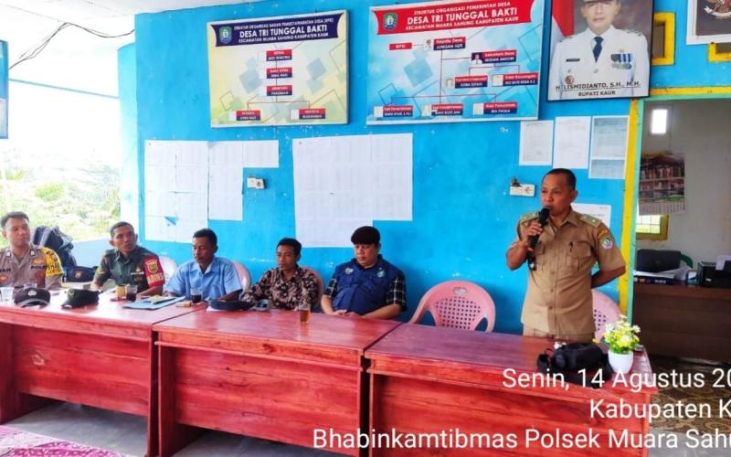 Dukung Program Desa Berjalan Lancar, Bhabinkamtibmas Monitoring Penyaluran BLT DD Desa Tri Tunggal 