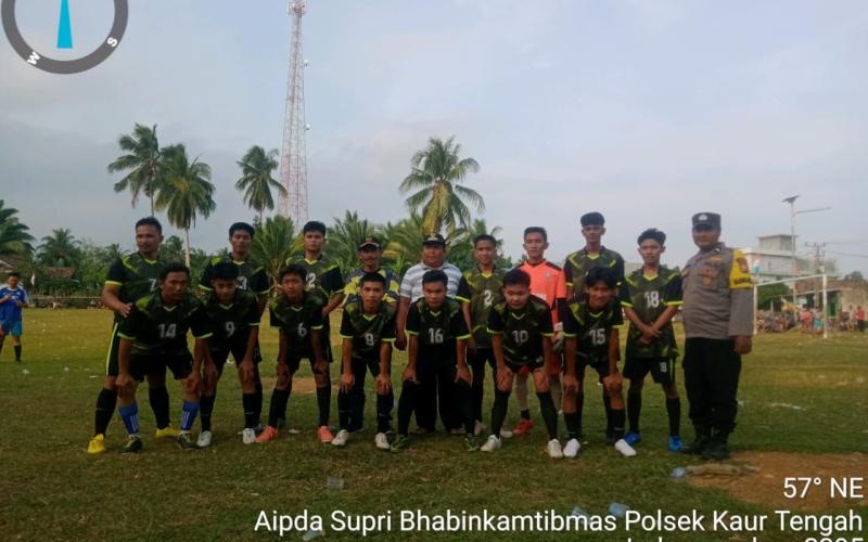 Laksanakan Pengamanan Pertandingan Sepak Bola, Kapolsek Kaur Tengah Sampaikan Pesan Kamtibmas
