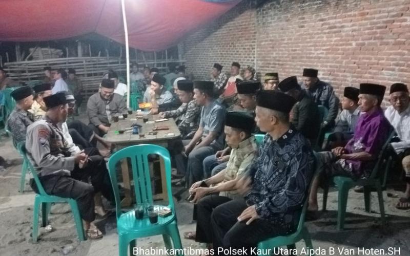 Bhabinkamtibmas Polsek Padang Guci Hilir, Melaksanakan Sambang Duka Warga Binaan di Desa Ulak Agung