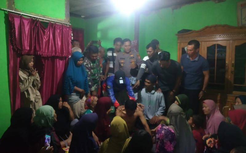 Bhabinkamtibmas Polsek Tanjung Kemuning Sambangi Warga Binaan yang Mengalami Kecelakaan Kapal 