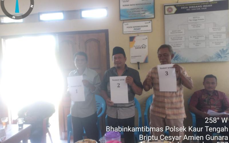 Pastikan Berjalan Aman, Personel Polsek Kaur Tengah PantaU Kegiatan Pengundian Nomor Urut Cakades Serdang Indah 
