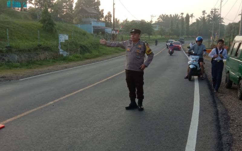 Bengkulu Tengah - Polsek Talang Empat Polres Bengkulu Tengah Polda Bengkulu melaksanakan kegiatan pengaturan lalu lintas dalam rangka penguatan personel lantas, Selasa (22/08/2023).  Kegiatan ini bertujuan untuk meningkatkan keamanan dan kelancaran lalu lintas di wilayah hukum Polsek Talang Empat.  Adapun Personel yang terlibat dalam kegiatan ini adalah Aipda Yardi I dan Bripda Meni Arni P, yang telah mendapatkan pelatihan khusus dalam pengaturan lalu lintas dan penjagaan keamanan di jalan raya.  Kegiatan p