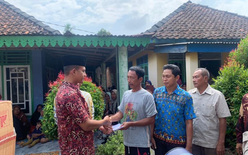 Kapolres Kaur Bersama Pemda Kaur Berikan Bantuan Kepada Korban Kebakaran 