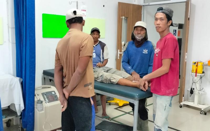 Senggol Kabel Telanjang, Pekerja Tersengat Aliran Listrik dan Pingsan