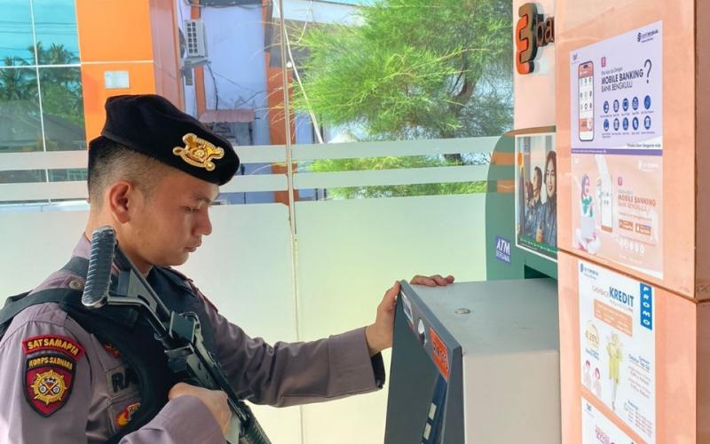 Berikan Rasa Aman kepada Warga yang Melakukan Trasaksi, Sat Samapta Patroli di ATM 
