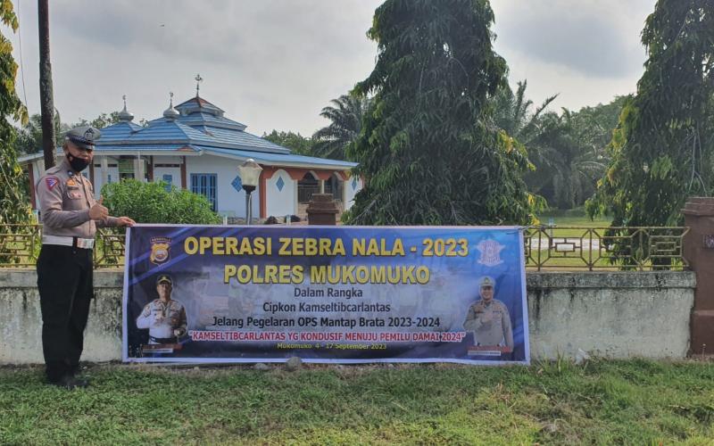 Sukseskan Ops Zebra Nala 2023, Sat Lantas Polres Mukomuko Pasang Spanduk Imbauan
