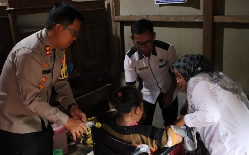 Tangis Haru Nenek Cicih Terima Bantuan Kursi Roda Dari Kapolres Mukomuko