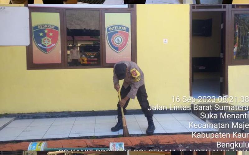Sabtu Bersih,  Polres Kaur dan Polsek Jajaran Bersihkan Lingkungan Polres Dan Polsek Jajaran