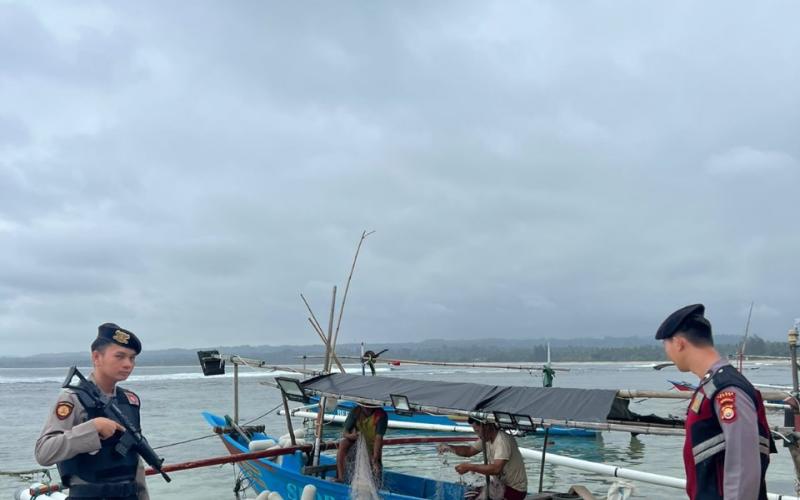 Sat Samapta Polres Kaur Patroli di Pantai Pangubaian