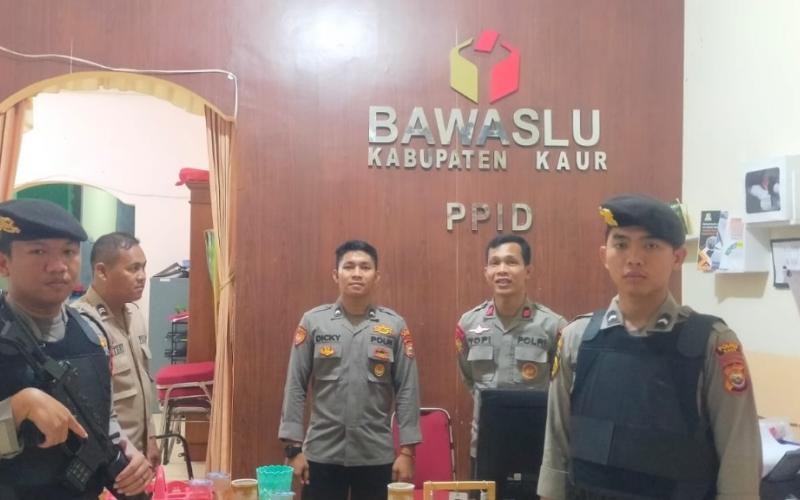 Cipta Kondisi Aman, Personel Polres Kaur Patroli di Kantor Bawaslu Kaur