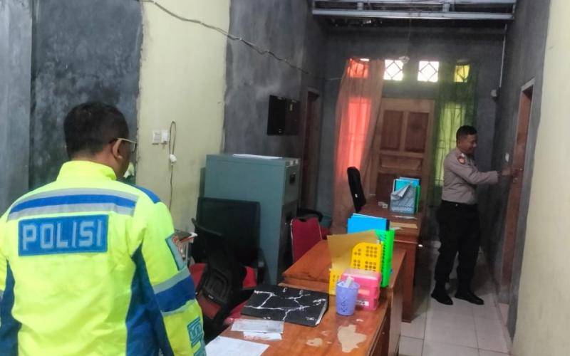 Personel Polres Kaur Patroli ke Kantor Bawaslu 