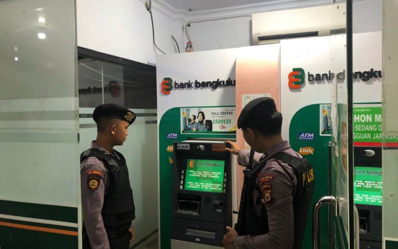 Berikan Rasa Aman Kepada Masyarakat yang Melaksankan Transksi di ATM, Personel Polres Kaur Laksankan Patroli