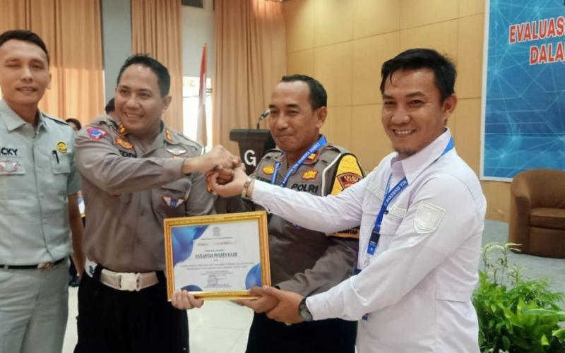 Sat Lantas Polres Kaur Terima Penghargaan Kategori Inovasi Terbaik Dalam Peningkatan Pendapata Asli Daerah