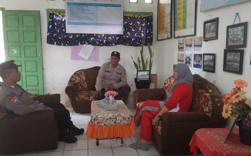 Bhabinkamtibmas Melaksanakan Sambang Kepala Sekolah SDN 54 di Desa Datar Lebar 2 