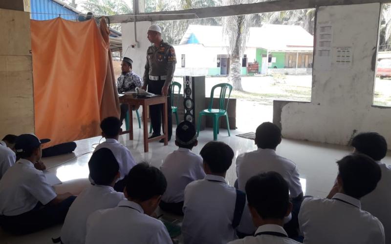 Sat Lantas Mukomuko Sosialisasi Tata Tertib Berlalu Lintas di SMPIT IQBS Umar Mukomuko