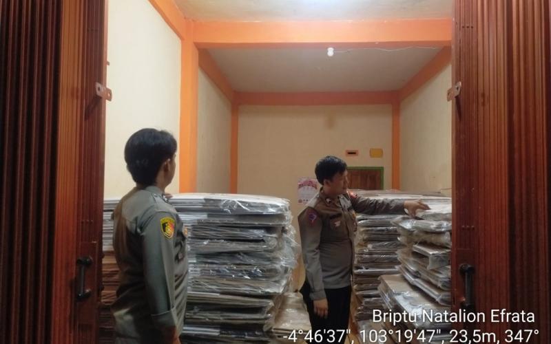 Selasa Malam, Personel Polres Kaur Rutinkan Patroli di Gudang Logistik KPUD Kaur 