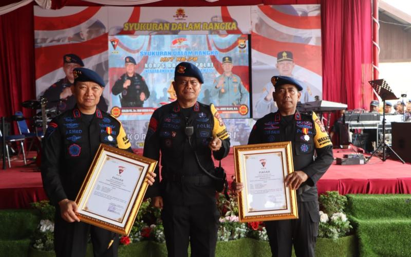 Kapolda dan Wakapolda Bengkulu Dinobatkan Sebagai Warga Kehormatan di HUT ke-78 Brimob