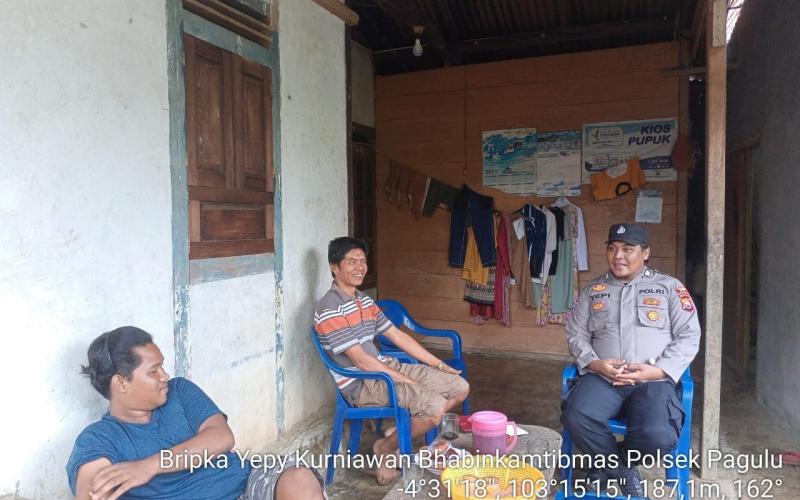 Sambang Tokoh Masyarakat di Desa Tanjung Kurung, Bhabinkamtibmas Polsek Padang Guci Hulu Sampaikan Imbauan Kamtibmas 