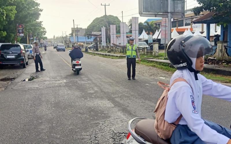 Bentuk Pelayanan  Kepada Masyarakat, Sat Lantas Polres Kaur Gelar Pengaturan Lalin Pagi Hari