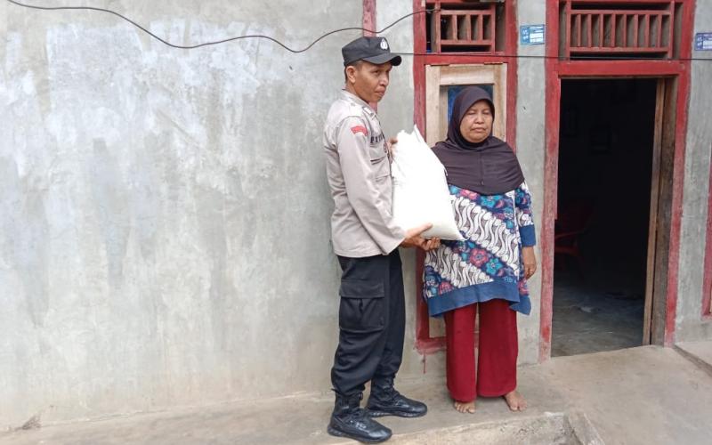 Polsek Padang Guci Salurkan Bantuan Sembako Selasa Berbagi Kepada IRT Desa Datar Lebar 
