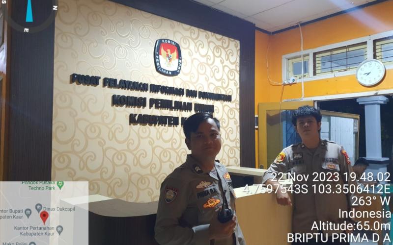 Patroli di Kantor KPU, Polres Kaur Lakukan Pengamanan dan Pemeriksaan