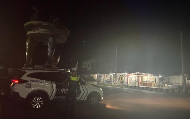 Pantau Arus Lalin dan Daerah Rawan Balap Liar, Sat Lantas Polres Kaur Patroli Blue Light