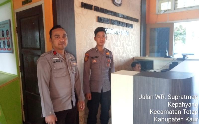 Personel Piket OMB Polres Kaur Pengamanan di Kantor  Kantor KPU Kabupaten Kaur