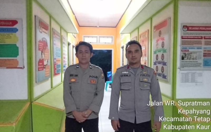 Siap Siaga, Personel Piket Polres Kaur Pengamanan di Kantor KPUD Kaur 