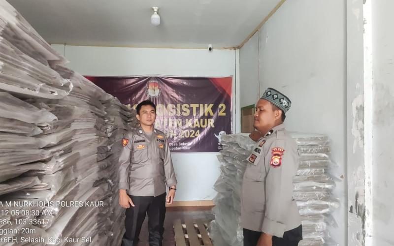Personel piket Satgas Preventif Operasi OMB Polres Kaur Patroli di Gudang Logistik KPUD 