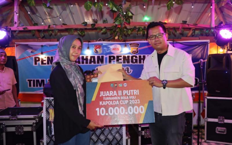 Ketua PBVSI Mukomuko AKBP Nuswanto, Berikan Penghargaan Kepada Tim Voli Putra Putri Mukomuko